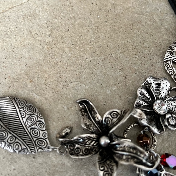 Pretty metal necklace with leather chain - Picture 5 of 6